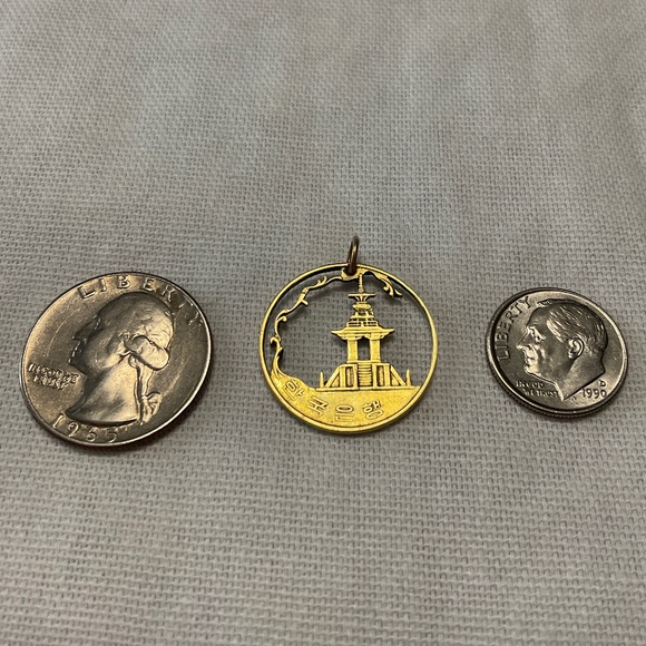 KOREAN 10 WON PAGODA, PUL GUK , TEMPLE. GOLD PLATING. OPENWORK MEDAL. VINTAGE - Picture 2 of 4